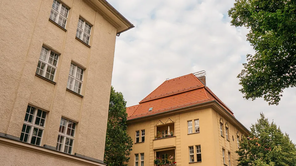 Verputzte Wohnhäuser mit Ziegeldächern in Berlin-Weißensee