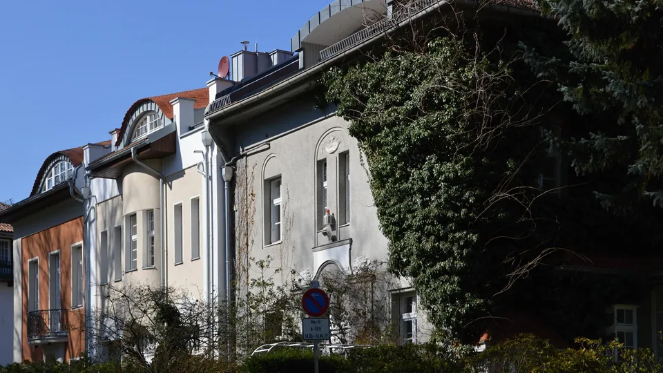Mit Efeu bewachsenes Haus in Berlin-Zehlendorf