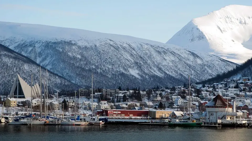 Tromsø med Ishavskatedralen og snødekte fjell