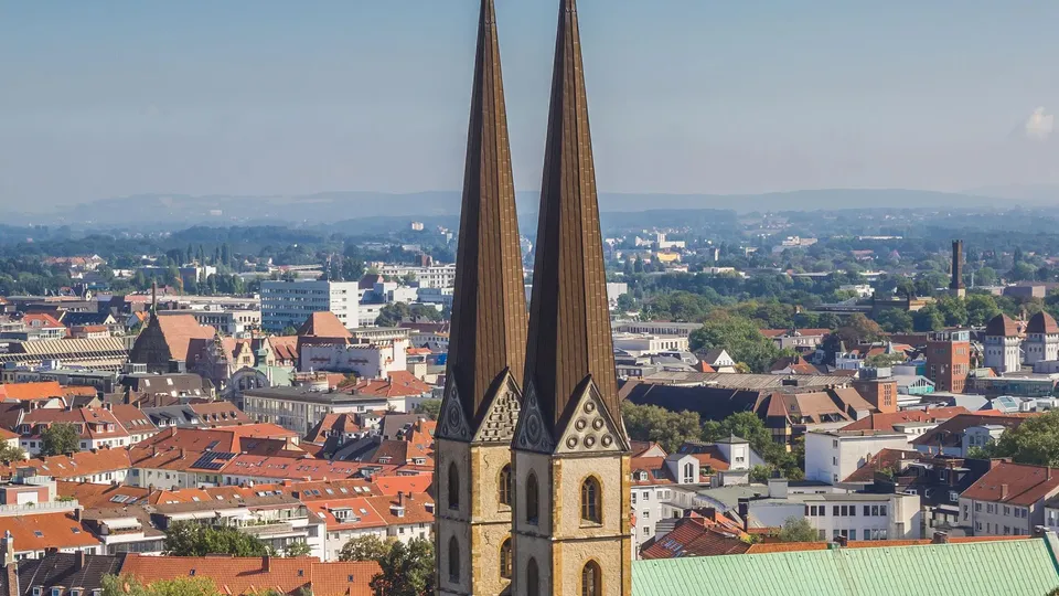 Blick über Bielefeld mit einer Kirche mit zwei Türmen