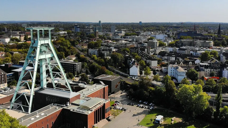 Luftaufnahme von Bochum mit einem Förderturm