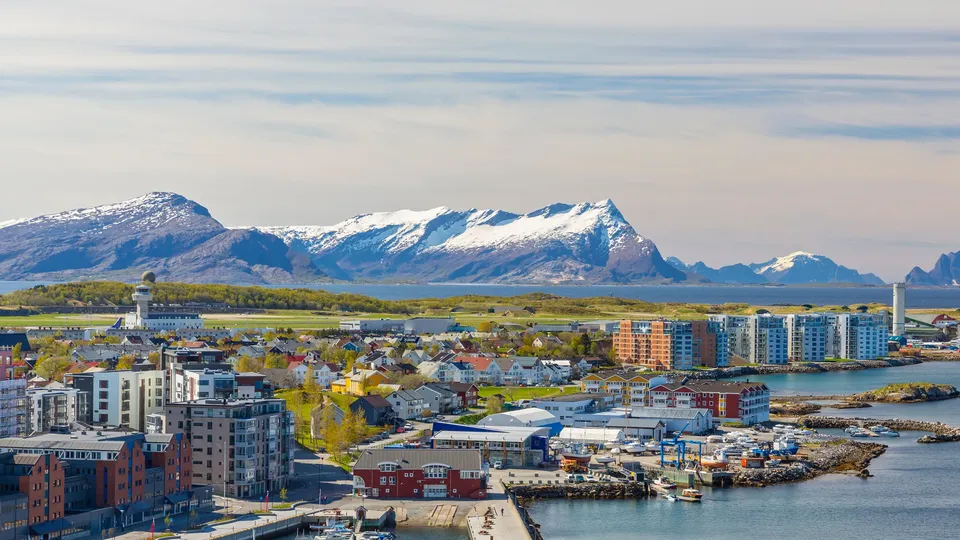 Bodø havn foran snødekte fjell.