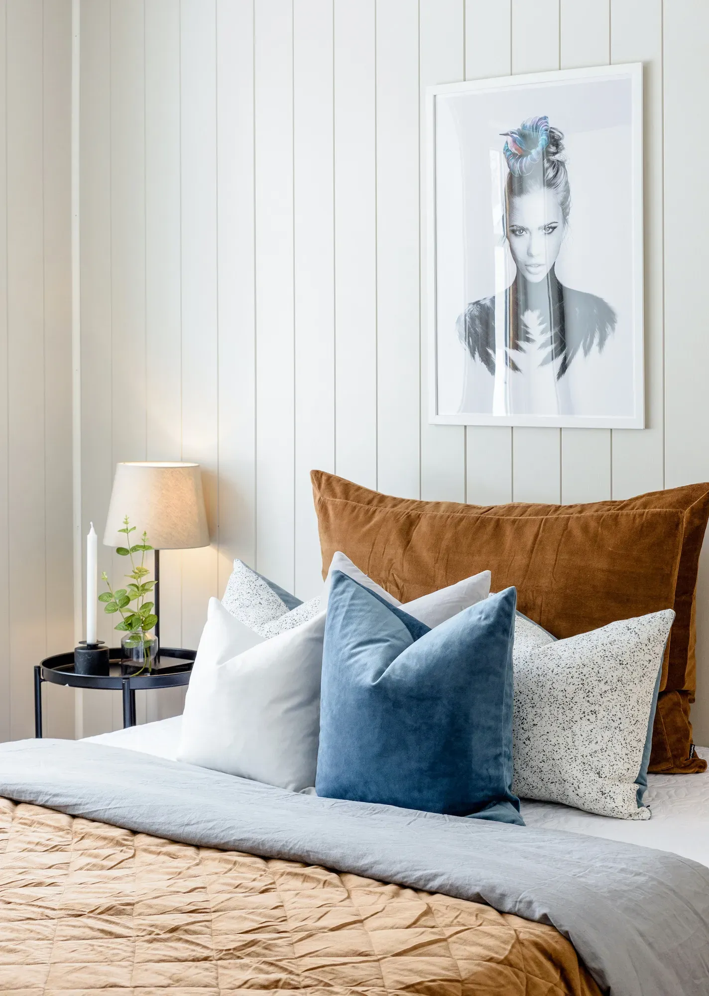 Boligstyling av soverom med puter, sengeteppe og dekor før boligsalg.