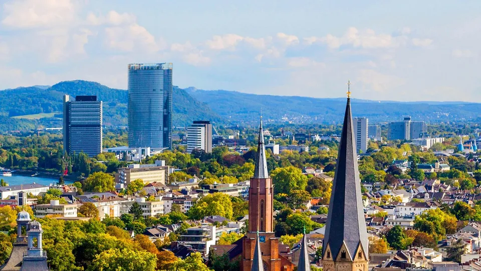 Blick über Bonn mit Kirchtürmen und Bürohochhäusern