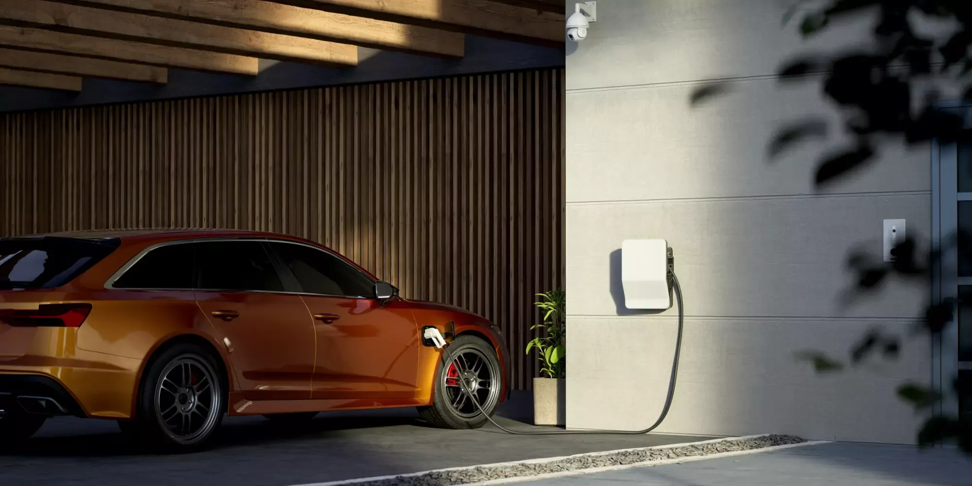 Auto elettrica arancione sotto carica ad una wallbox.