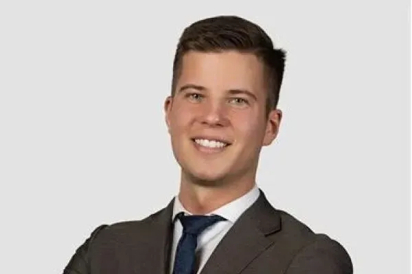 Mäklaren Carl Lekselius hos Mäklarhuset.