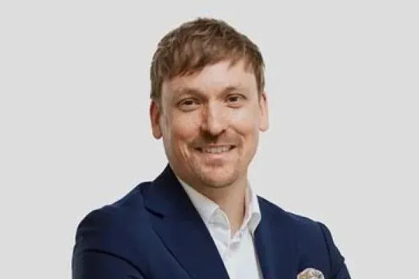 Mäklaren Christopher Henriksson hos mäklarbyrån Mäklarhuset Norrköping.
