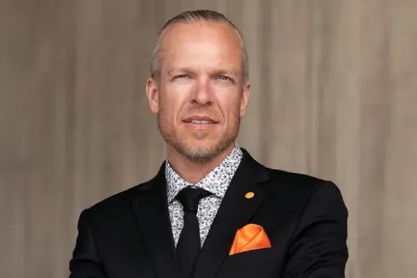 Mäklaren Christopher Nilsson hos Erik Olsson Kungsbacka.