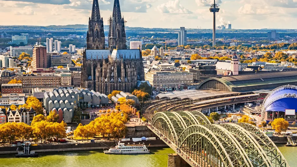 Kölner Dom und Hohenzollernbrücke über dem Rhein