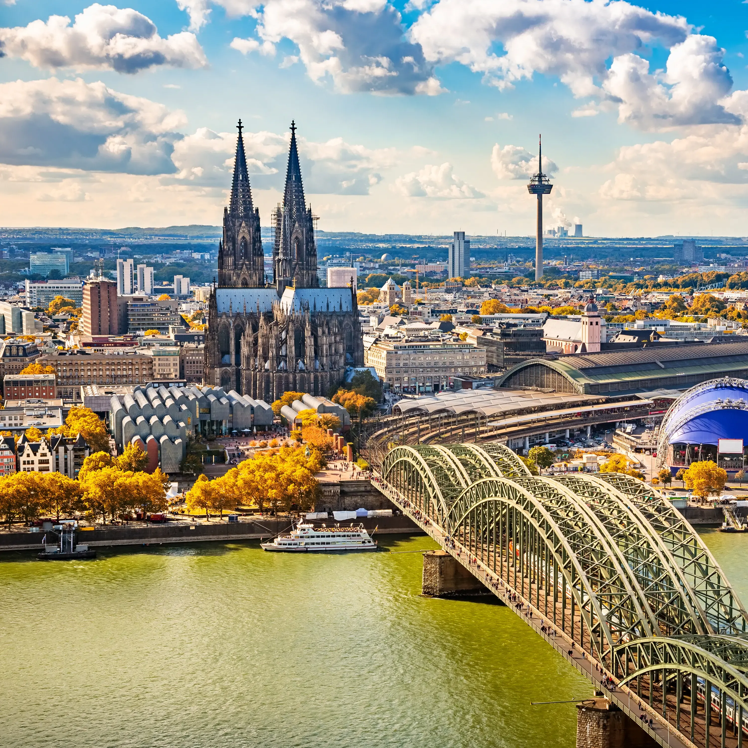 Kölner Dom und Hohenzollernbrücke über dem Rhein