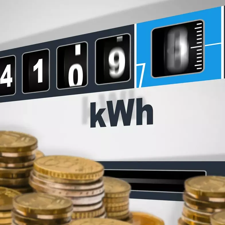 Contador de eletricidade mostrando 4109.7 kWh com moedas empilhadas em primeiro plano.
