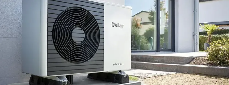 Vaillant-Wärmepumpenanlage außen an Wohngebäude installiert.