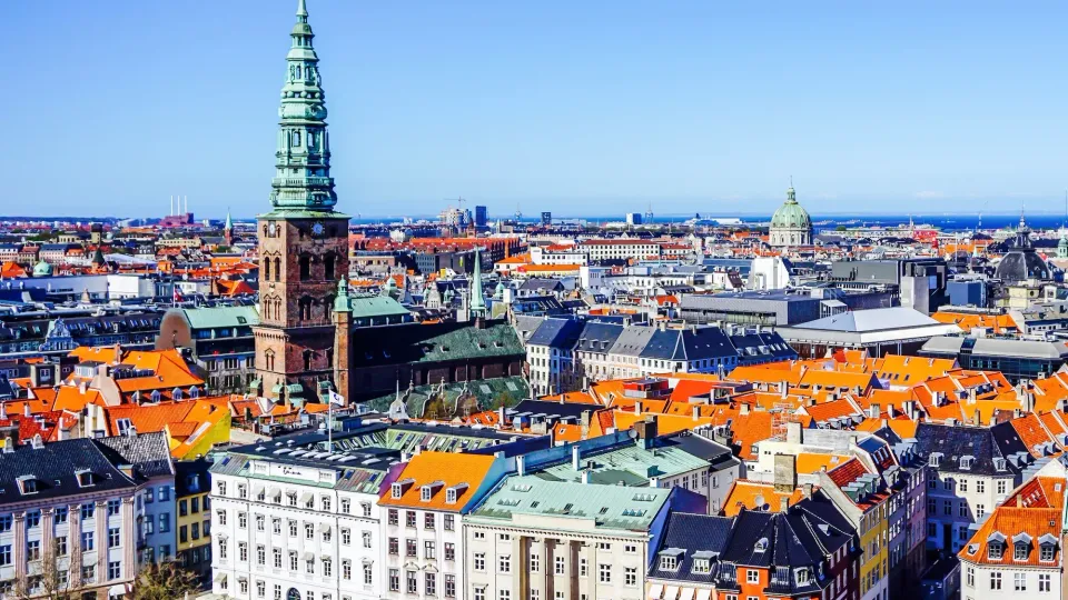 Luftfoto af Københavns bybillede med røde tage og kirketårne.