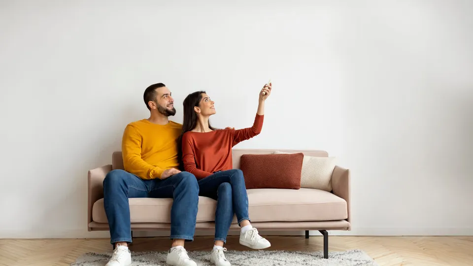 Pareja en el sofá tomándose una selfie juntos.