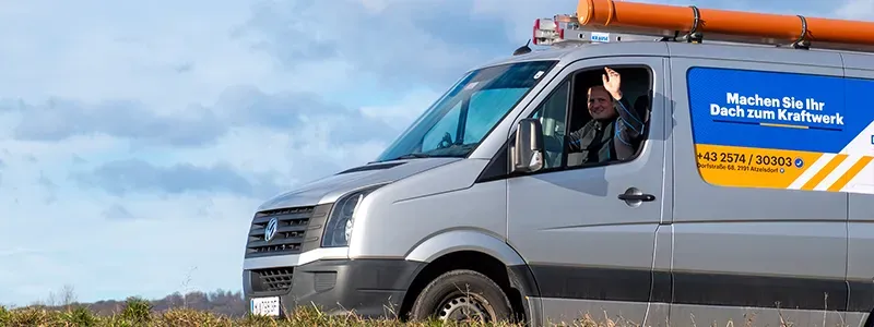 Dachstrom GmbH – Servicefahrzeug mit Werbeaufschrift 'Machen Sie Ihr Dach zum Kraftwerk' für Photovoltaikanlagen