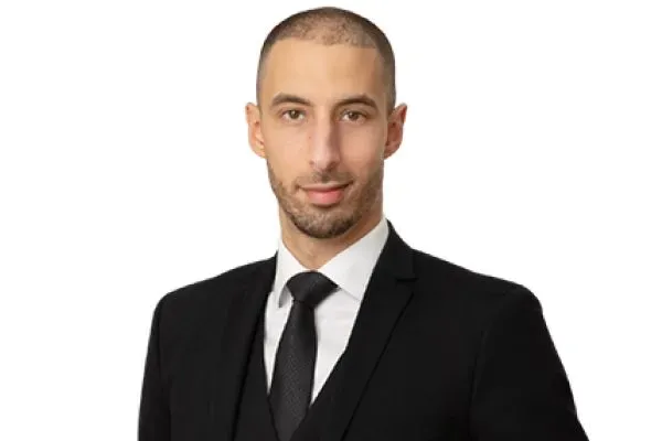 Mäklaren Danis Ayoubi hos Erik Olsson Fastighetsförmedling Täby.