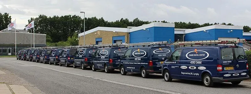 Dansk Digital Centers varebiler foran en industribygning