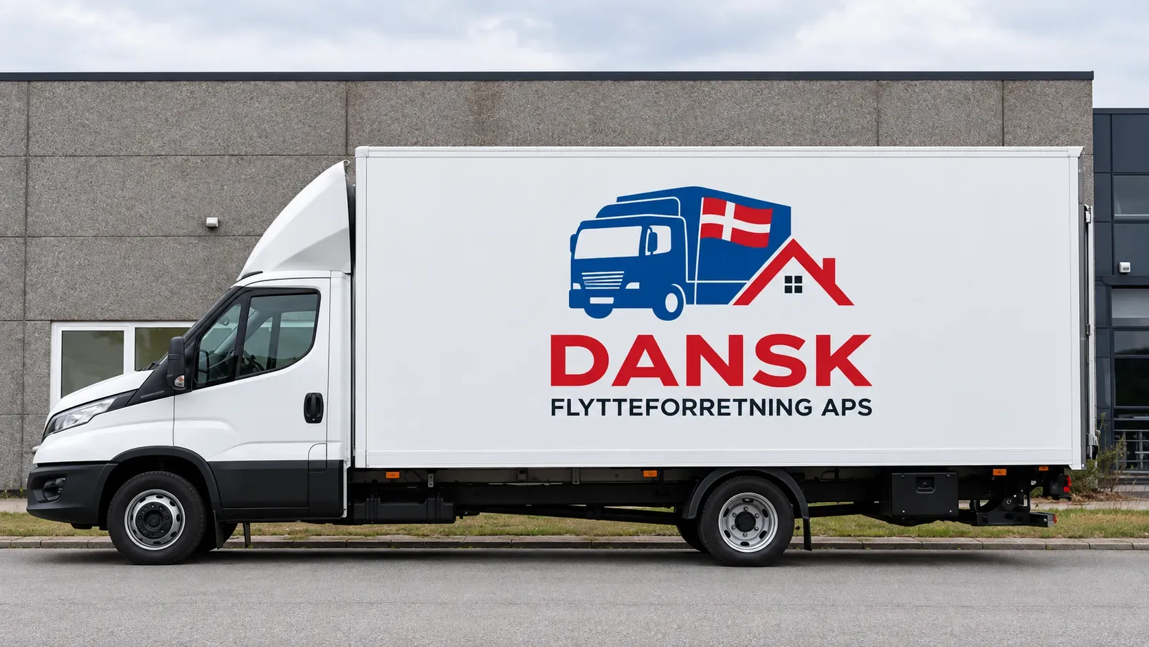 Hvid flyttebil med Dansk Flytteforretning logo på ladeflade.