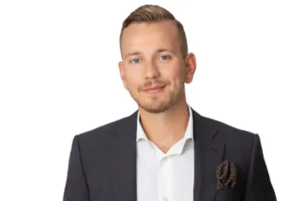 Mäklaren David Folke hos Erik Olsson Fastighetsförmedling Haninge.