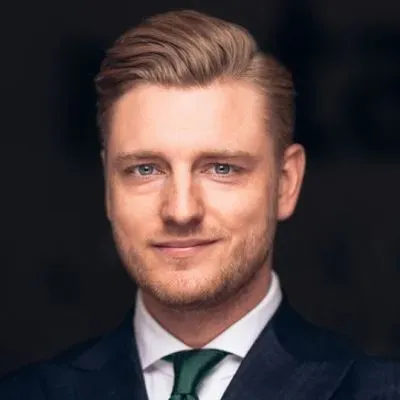 Mäklaren David Hugoh hos Notar Älvsjö.