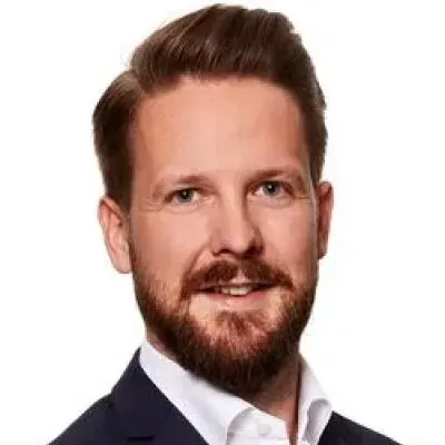 Mäklaren Dennis Sivertsson hos Länsförsäkringar Fastighetsförmedling Enskede.