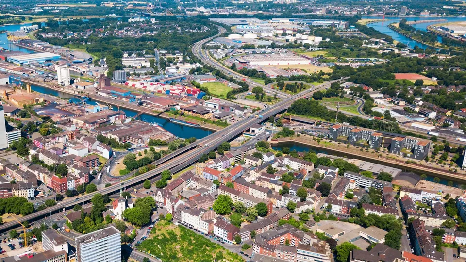 Luftaufnahme von Duisburg mit Fluss und Autobahn