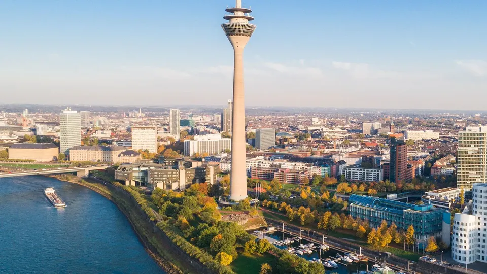 Düsseldorfer Rheinturm und der Rhein