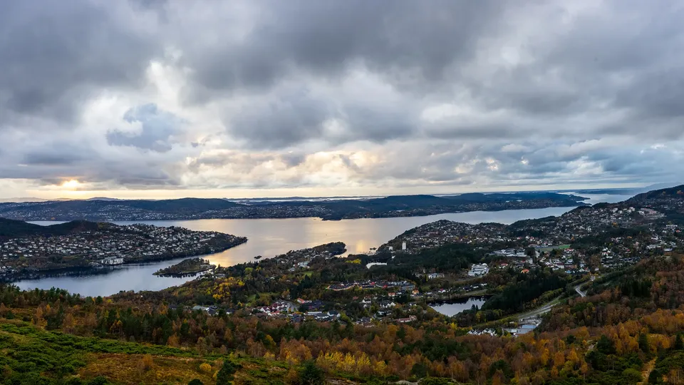 Utsikt over Åsane i Bergen med boligområder, fjord og åser.