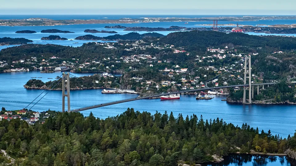 Askøybroen med utsikt over Askøy, fjorden og skjærgården utenfor Bergen i Vestland.