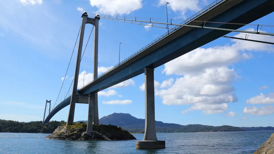 Bømlabrua på Bømlo forbinder øyene i Sunnhordland og er et kjent landemerke.
