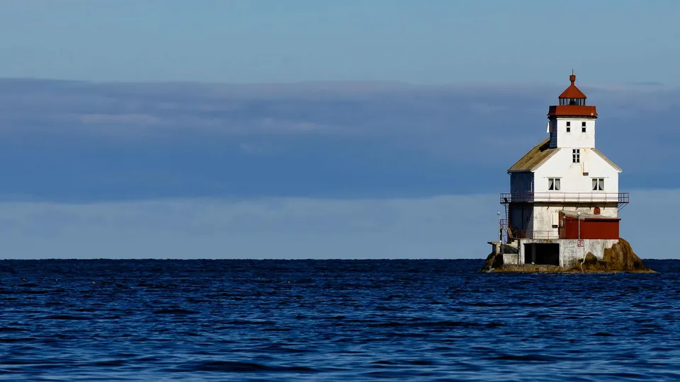 Stabben fyr utenfor Florø omgitt av hav og kystlandskap.