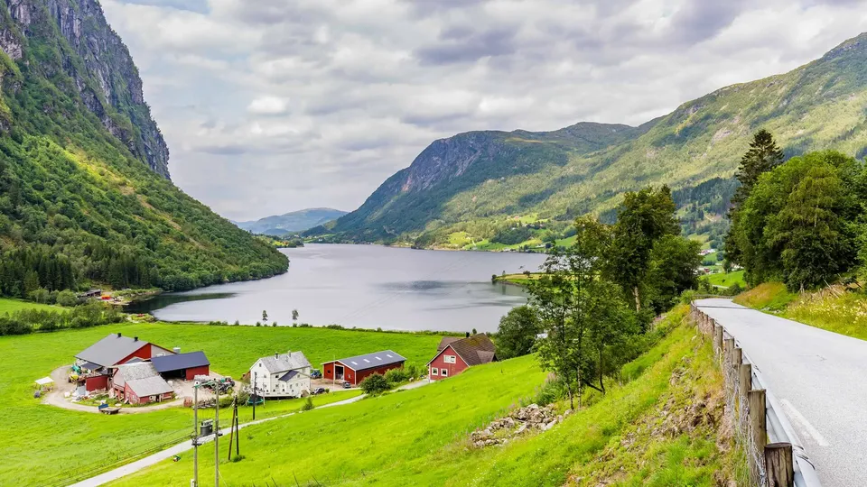 Fjordlandskap med gårder og fjell i nærheten av Førde i Sunnfjord.