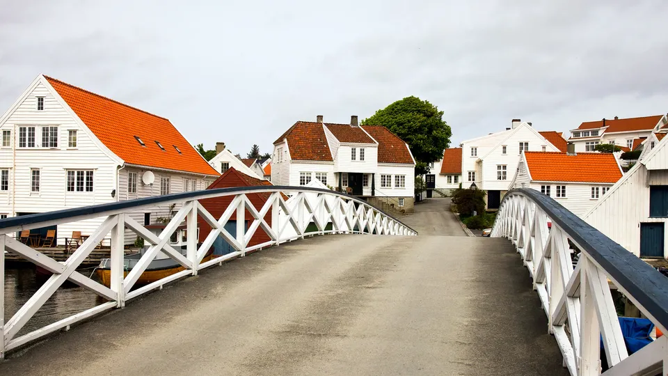 Utsikt over bro og gamle trehus i Skudeneshavn på Karmøy