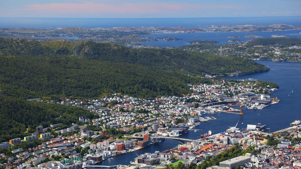 Utsikt over Laksevåg i Bergen med boligområder, havn, Puddefjorden og Bergen sentrum.