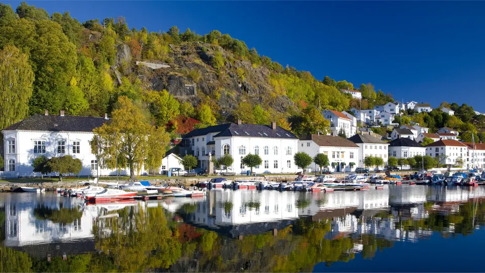 Eiendomsmegler i Risør: brygge med båter
