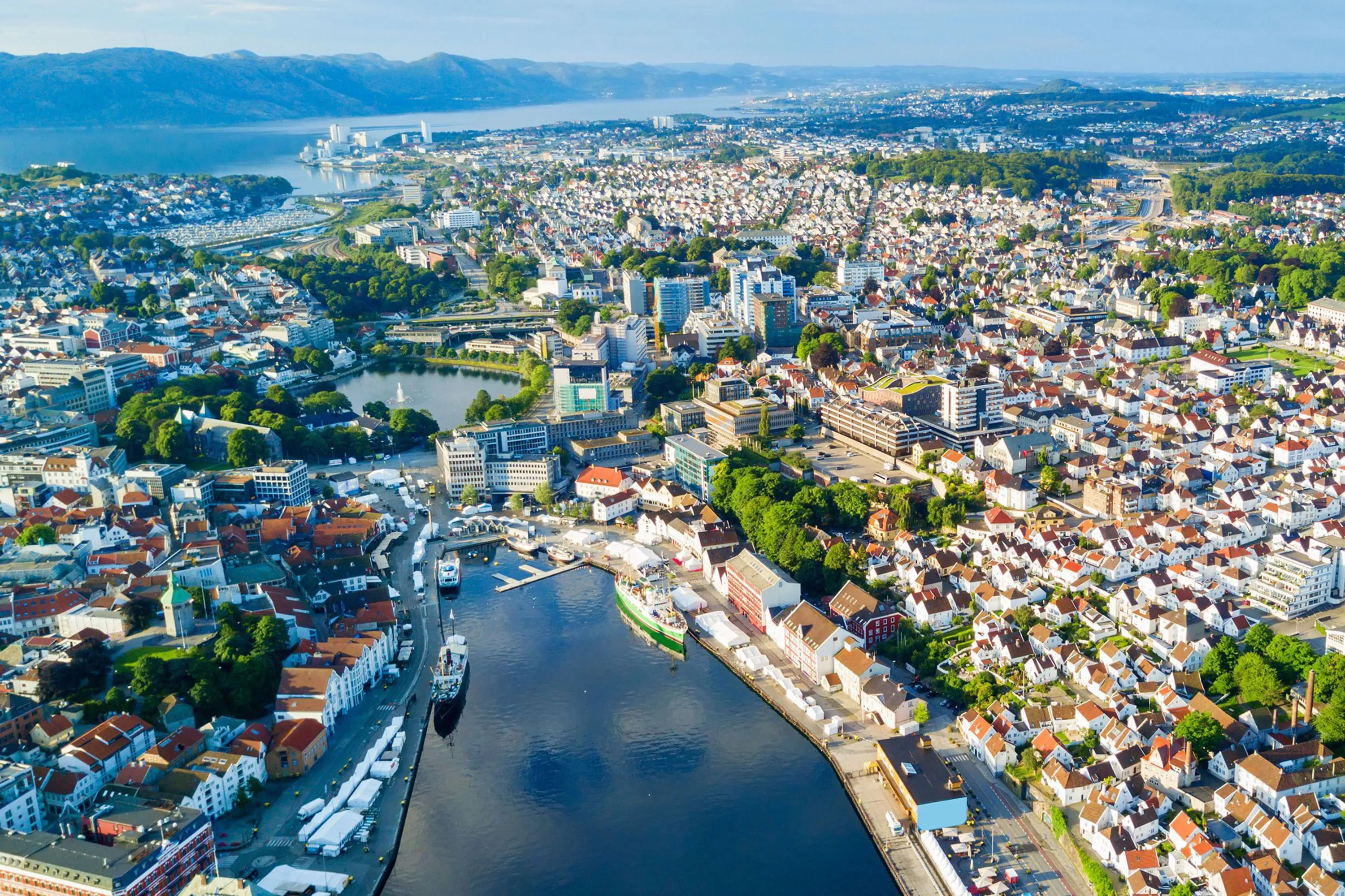 Utsikt over Stavanger by hvor man ser bygninger, sjø og fjell