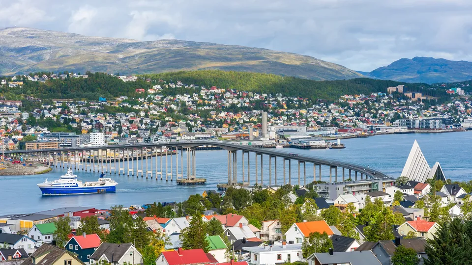 Panoramautsikt over Tromsø i Troms fylke med Tromsøbrua, Ishavskatedralen og boligområder.