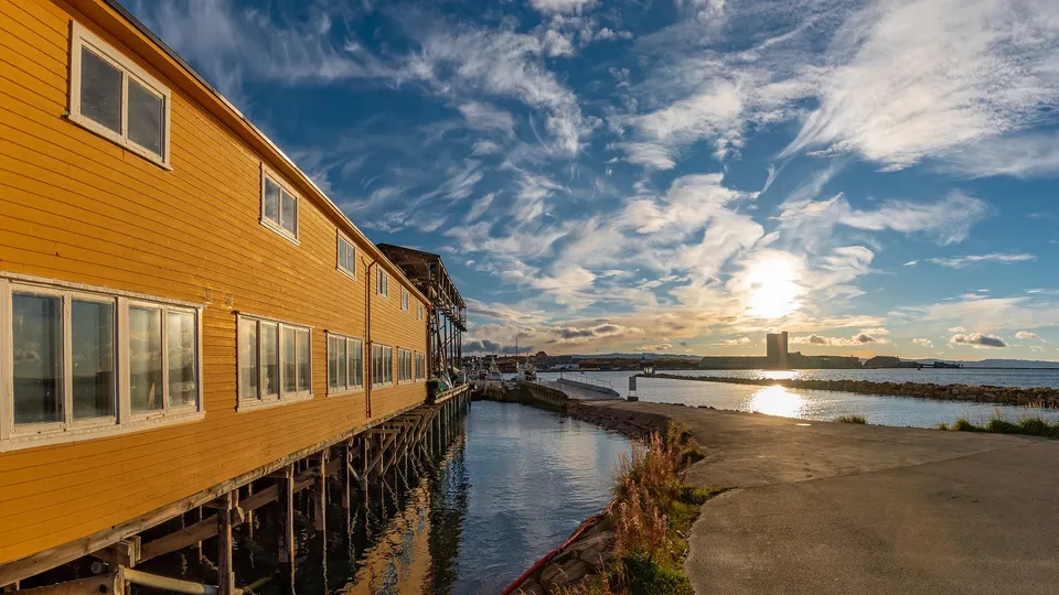 Havneområdet i Vadsø med sjøhus og utsikt over Varangerfjorden.