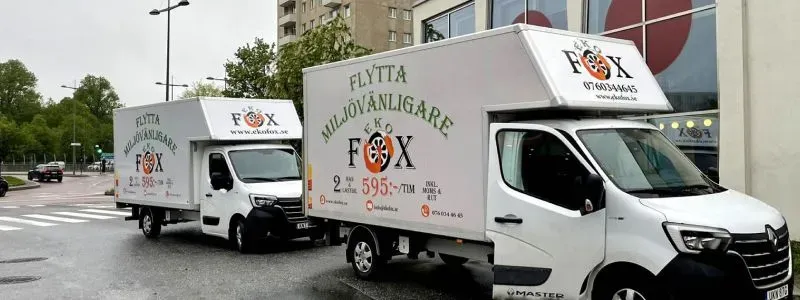 Bakgrundsbild för flyttfirman Ekofox, två flyttbilar på en asfaltsväg.