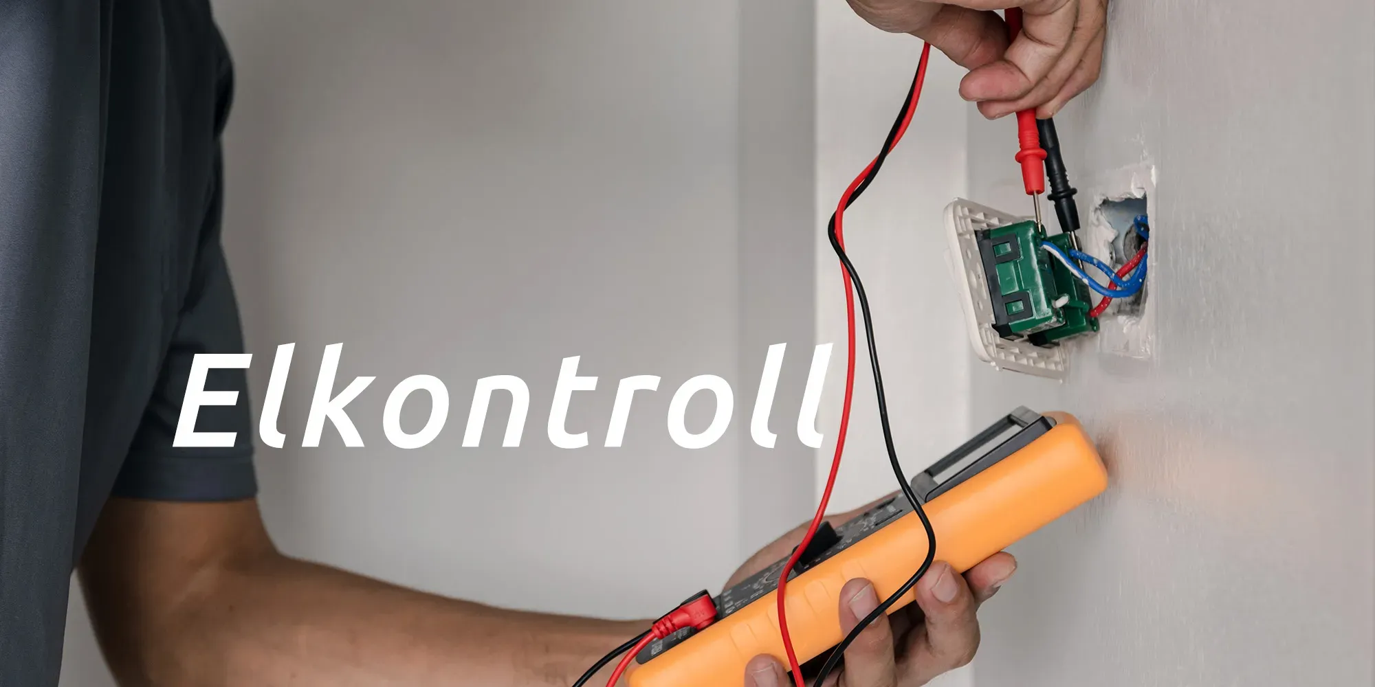 Elektriker tester stikkontakt med multimeter-probe.