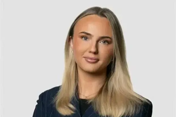 Mäklaren Ella Andersson hos Mäklarhuset Sundbyberg.