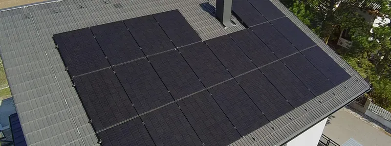 EL-VAR – Luftaufnahme einer Photovoltaikanlage auf Ziegeldach eines Wohnhauses.