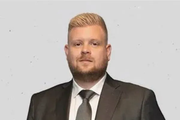 Mäklaren Emil Eriksson hos Mäklarhuset Borås.