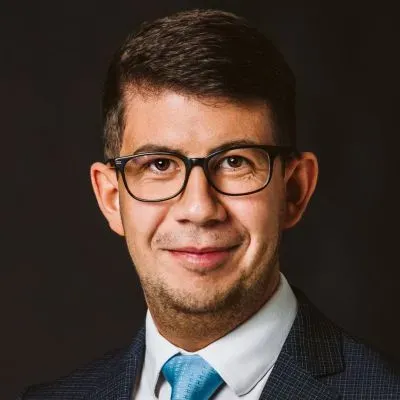 Mäklaren Emir Aljaaf hos Svenska Mäklarhuset Halmstad.