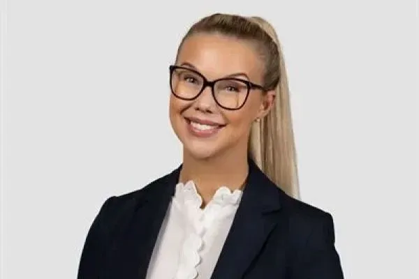 Mäklaren Emma Andersson Hejll hos Mäklarhuset Bromma.