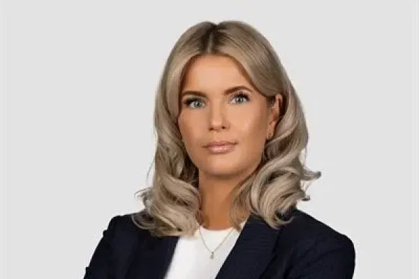 Mäklaren Emma Bogren hos Mäklarhuset Bromma.