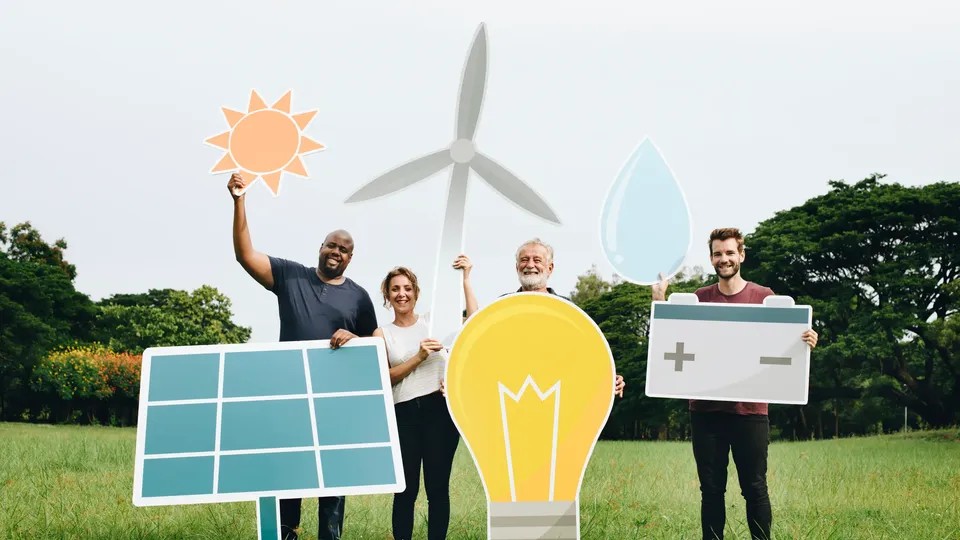 Gruppe von vier Personen hält Symbole für erneuerbare Energien wie Solarpanel, Windkraftanlage, Glühbirne und Wassertrop.