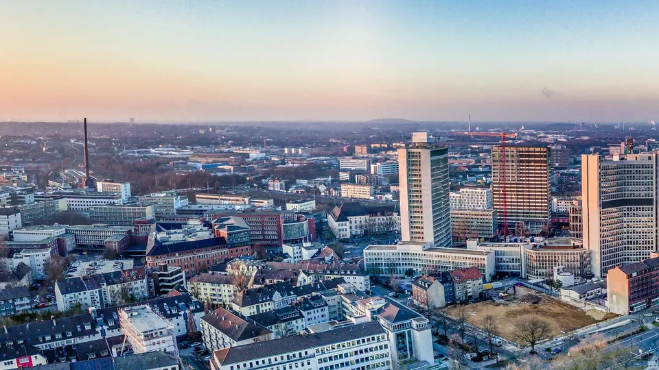 Blick über die Stadt Essen in der Morgendämmerung