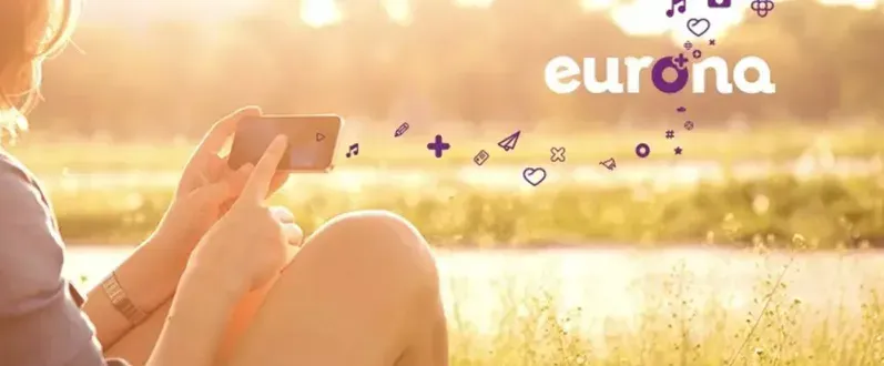 Persona sosteniendo un smartphone con el logo de Eurona e iconos de aplicación mostrados arriba.