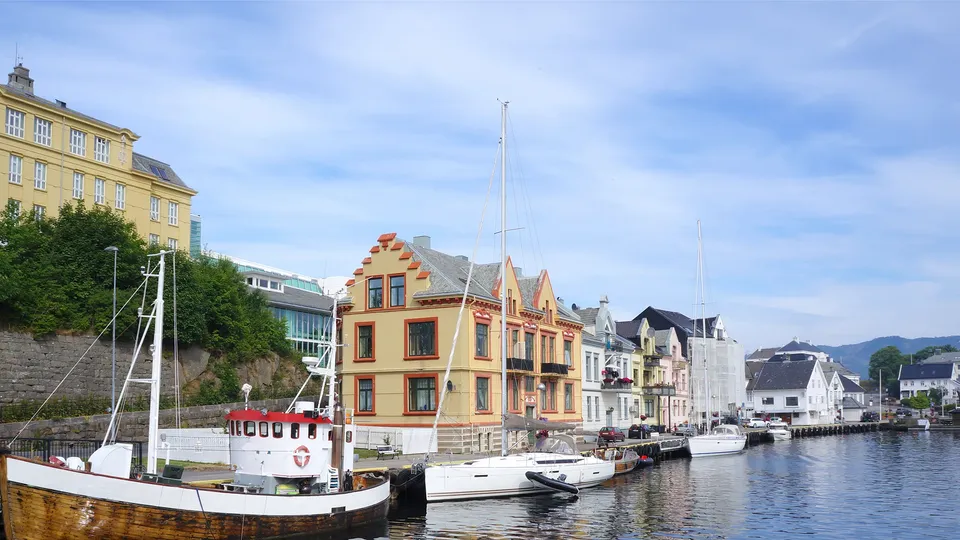 Finn eiendomsmegler i Farsund: bilde av båter langs brygge
